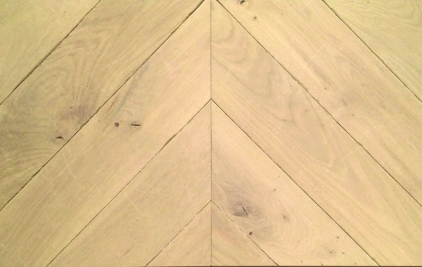 Plancher vieilli Parquets décoratifs Point de Hongrie - Chevron - Naturel