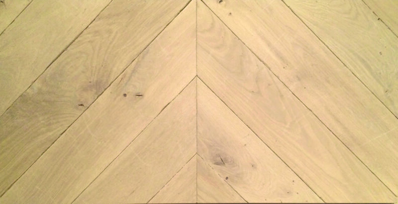 Plancher vieilli Parquets décoratifs Point de Hongrie – Chevron – Naturel