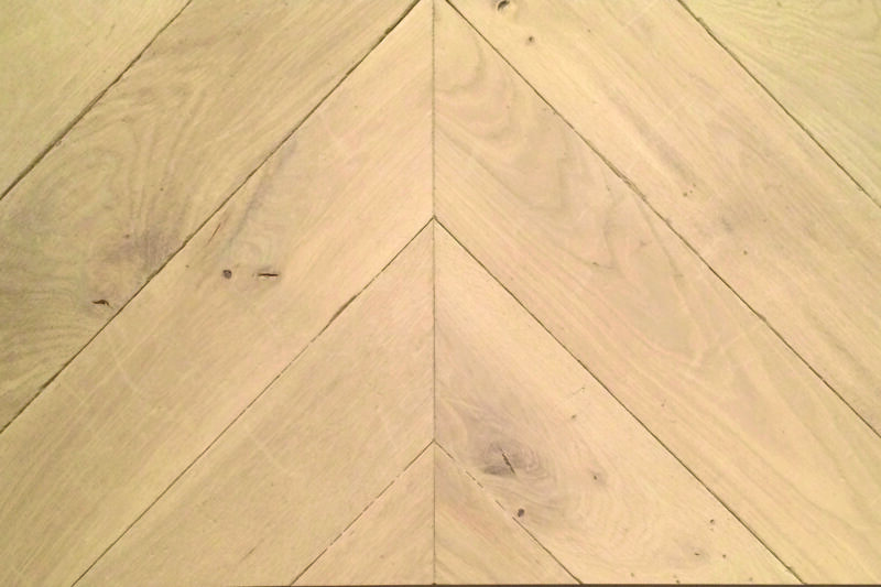 Plancher vieilli Parquets décoratifs Point de Hongrie – Chevron – Naturel